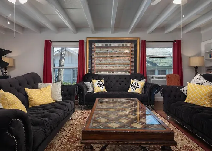 Grand Performance 3 Min To Downtown, Stockyard, At&t Holiday home *